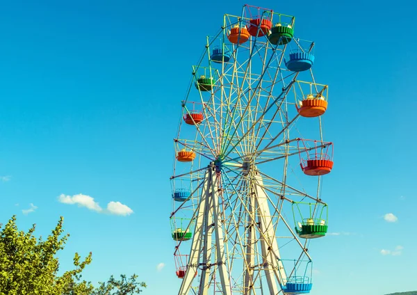 Мальовничий вид на красиве колесо Феррі в парку розваг — стокове фото