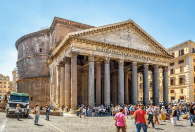 İnsanlar Roma, İtalya'da Panteon ziyaret