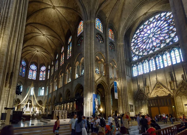 Mensen in de Notre Dame de Paris, Frankrijk — Stockfoto