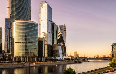 Moskva Nehri ve Gün batımında Moskova-Şehir ile, Rusya