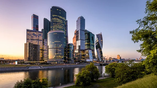 Moskova Uluslararası İş Merkezi veya Moskva-City alacakaranlıkta, Mos — Stok fotoğraf