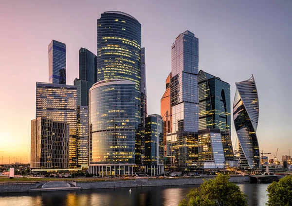 Moscow International Business Center of Moskva-City bij zonsondergang, M — Stockfoto