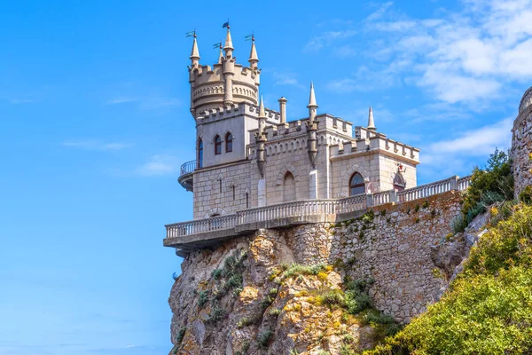 Castello di Nido di rondine alla costa di Mar Nero, il Crimea — Foto Stock