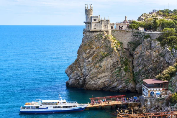 Castello di nido di rondine sulla costa rocciosa del Mar Nero, Crimea — Foto Stock