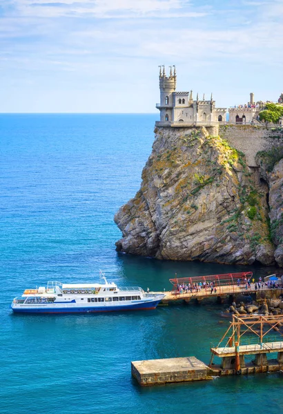 Swallow's Nest castle on a rock at the Black Sea, Crimea — Stock Photo, Image