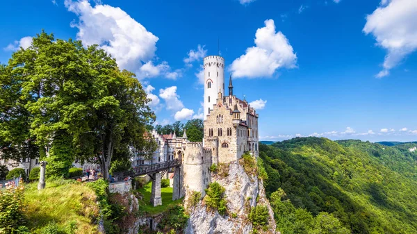 Lichtenstein Castle på sommaren, Baden-Wurttemberg, Tyskland — Stockfoto