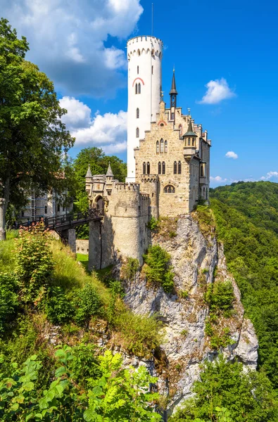 Lichtenstein Castle in de zomer, Baden-Württemberg, Duitsland — Stockfoto