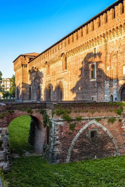 Sforza castle mit graben und brücke, milan, italien — Stockfoto