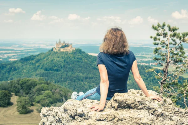 Fiatal nő néz Hohenzollern vára, Németország — Stock Fotó