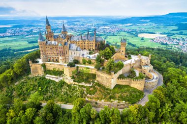 Hohenzollern Castle on mountain, Almanya