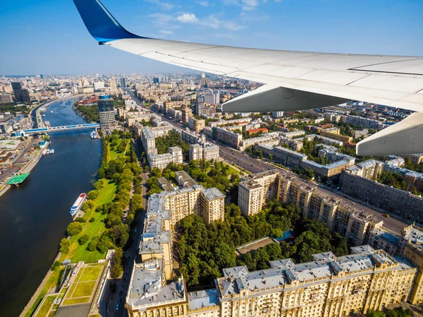Flugzeug fliegt über Moskau, Russland — Stockfoto