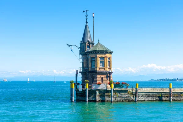 Faro en el antiguo muelle en el puerto de Constanza ciudad o Konstanz , — Foto de Stock