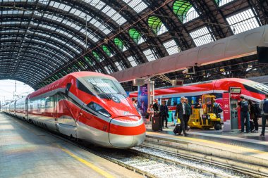 Demiryolu Milano Merkez İstasyonu'nda modern yüksek hızlı trenler