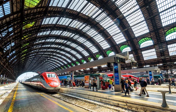 Люди и скоростные поезда на железной дороге Milan Central Statio — стоковое фото