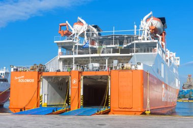 Araba-feribot Atina yakınlarındaki Pire limana demirledi