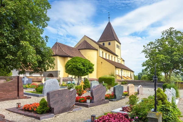 Cementerio cerca de la antigua iglesia de San Jorge en la isla de Reichenau, Alemania —  Fotos de Stock