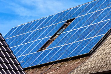 Konut ev çatı üzerinde Güneş paneli