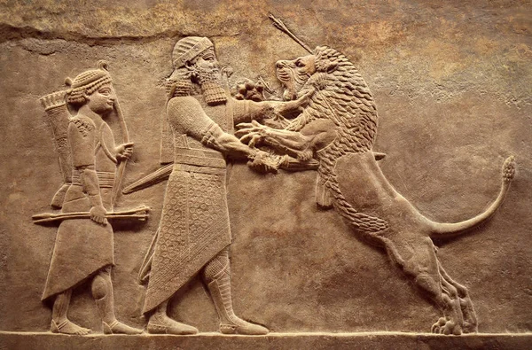 Asyryjska ściana Relief, szczegół panoramy z królewskim łowem lew — Zdjęcie stockowe