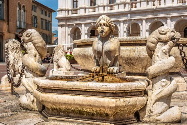 意大利贝加莫的复古喷泉 — 图库照片