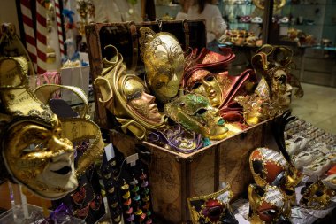 Mağaza vitrininde karnaval maskeleri, Venedik, İtalya. Ünlü Venedik f