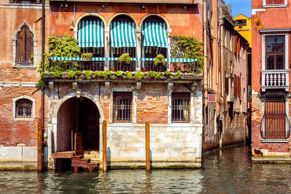 Vintage house, Venice, Italy. Entrance to residential house or h — Stock Photo, Image