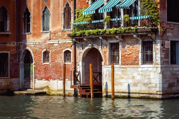 Vintage house, Venice, Italy. Entrance to residential house or h — Stock Photo, Image