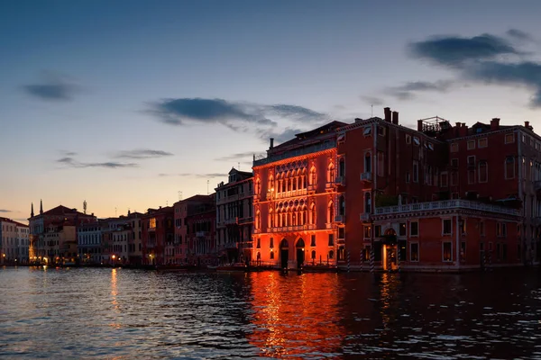 Venecia por la noche, Italia. Hermoso edificio iluminado en Grand — Foto de Stock