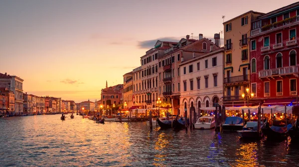Venecia al atardecer de verano, Italia. Panorama del famoso Gran Canal, fa — Foto de Stock