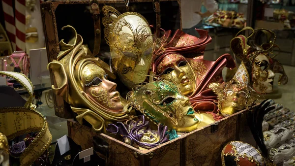 店の窓にヴェネツィアのマスク、ヴェネツィア、イタリア。有名なカーニバルi — ストック写真