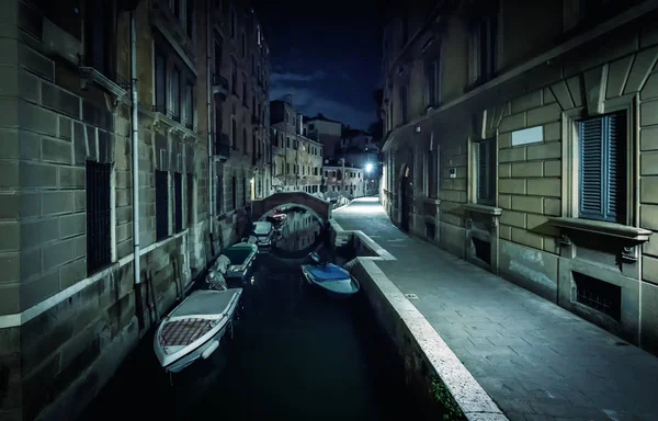 Velence város éjjel, Olaszország. Keskeny csatorna csónakokkal és évjárat — Stock Fotó
