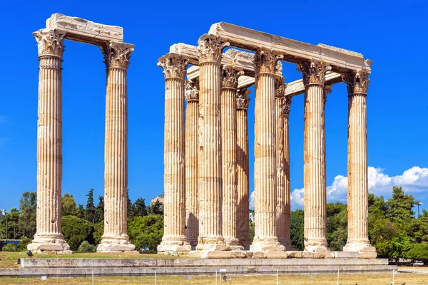 Templo olímpico de Zeus en verano, Atenas, Grecia. Es uno de los mejores — Foto de Stock