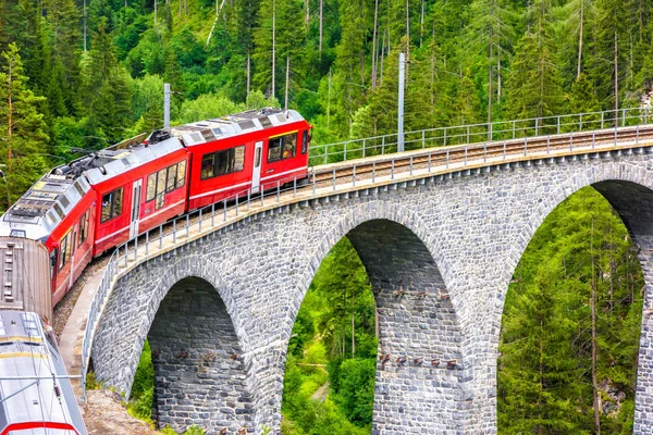 Landwasser Viaduct close-up, Suíça. É o marco famoso — Fotografia de Stock
