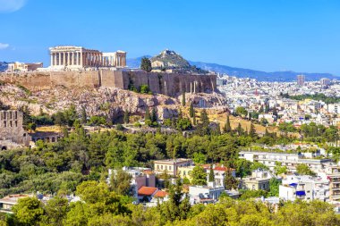 Yazın Atina, Yunanistan. Meşhur Akropolis tepesi şehrin üzerinde yükseliyor