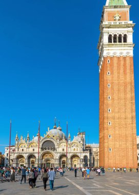 St Mark Meydanı ya da Piazza San Marco Venedik 'te mavi gökyüzüne karşı.