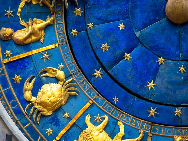 Раковые астрологические признаки на древних часах. Колесо Зодиака — стоковое фото