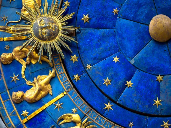 Gemini astrological sign on ancient clock. Detail of Zodiac whee — Stock Photo, Image