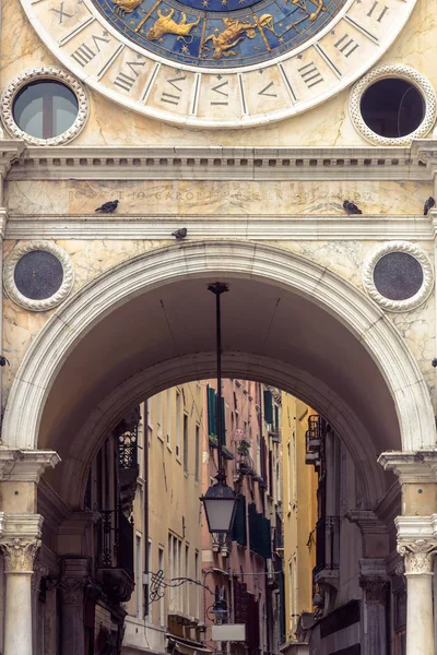 Torre del reloj Torre dell 'Orologio en la Piazza San Marco o San Marcos — Foto de Stock