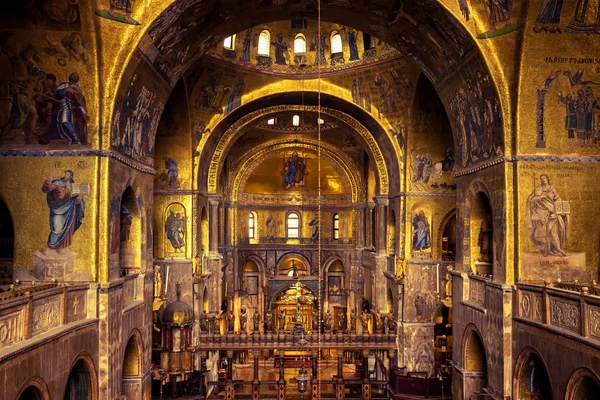 Interior da antiga Basílica de São Marcos ou San Marco. É um topo — Fotografia de Stock