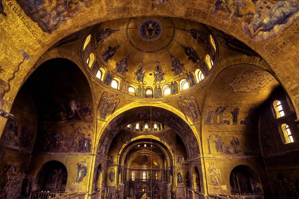 Az ókori Szent Márk Bazilika belseje vagy San Marco. Ez egy top. — Stock Fotó