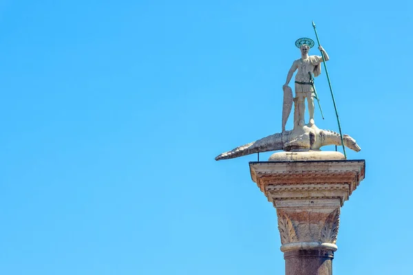 Statua Świętego Teodora z krokodylem na starożytnym filarze na t — Zdjęcie stockowe