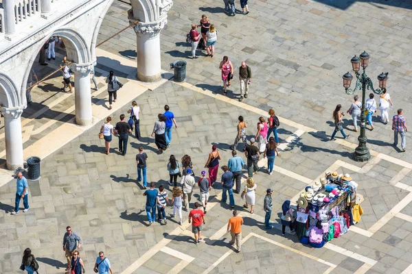 人们走在圣马可广场上，从上面看去，意大利威尼斯 — 图库照片