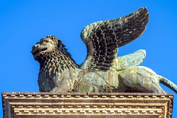 Lion statue at Piazza San Marco (St Mark`s Square), Venice, Ital — Stock Fotó