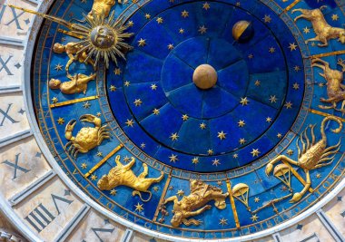 Venedik 'teki Torre dell' Orologio antik saatinde Astrolojik işaretler,