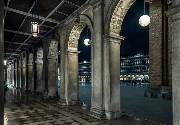 Venecia por la noche, Italia. Vista a la antigua Plaza de San Marcos o San Marc —  Fotos de Stock