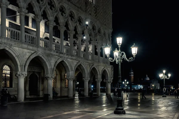 Venice at night, Italy. Doge`s Palace or Palazzo Ducale on St Ma — Stock Photo, Image