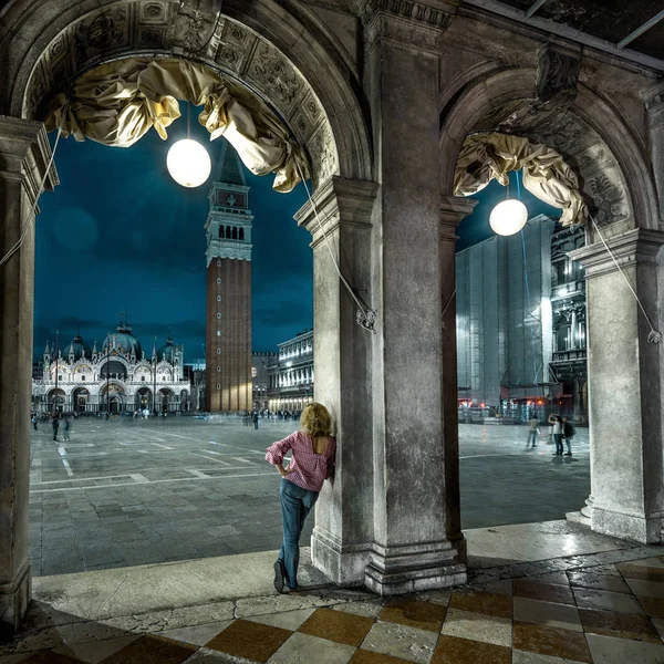 Venecia por la noche, Italia. Mujer joven está en la plaza San Marco en TW — Foto de Stock