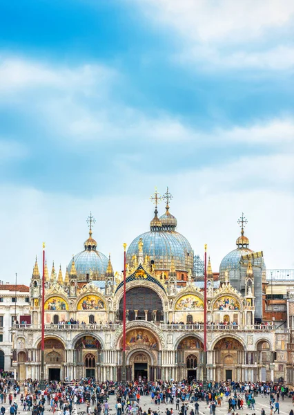 Markuskyrkan eller San Marco på himlen bakgrund, Venedig, Italien — Stockfoto