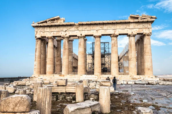 Partenón en la colina de Acrópolis, Atenas, Grecia. Es un landmar superior — Foto de Stock