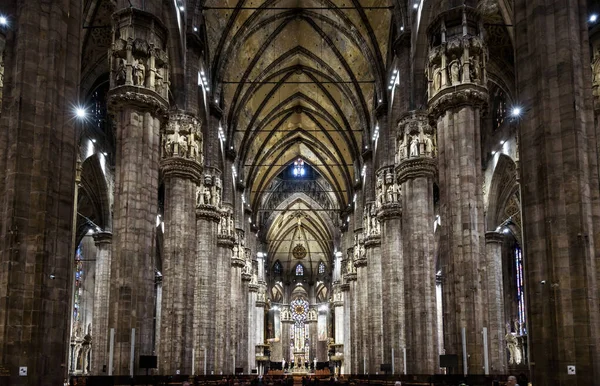 意大利米兰 2017年5月16日 米兰大教堂 Duomo Milano 它是伟大的天主教教堂 米兰的最高地标 在黑暗的哥特式大教堂里 大柱的全景 — 图库照片