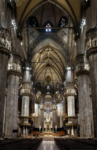 意大利米兰 2017年5月16日 米兰大教堂 Duomo Milano 它是伟大的天主教教堂 米兰的最高地标 在黑暗的哥特式大教堂内 观照华丽的祭坛 — 图库照片